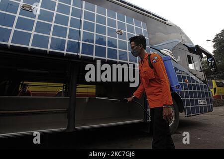 Ein indonesisches Rettungsteam sprüht am 15. Januar in Bogor, West-Java, Indonesien, Desinfektionsmittel um Bogors Busbahnhof als vorbeugende Maßnahme gegen das neuartige Coronavirus Covid-19, 2021 (Foto von Adriana Adie/NurPhoto) Stockfoto