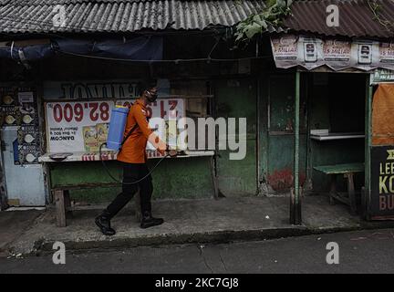 Ein indonesisches Rettungsteam sprüht am 15. Januar in Bogor, West-Java, Indonesien, Desinfektionsmittel um Bogors Busbahnhof als vorbeugende Maßnahme gegen das neuartige Coronavirus Covid-19, 2021 (Foto von Adriana Adie/NurPhoto) Stockfoto