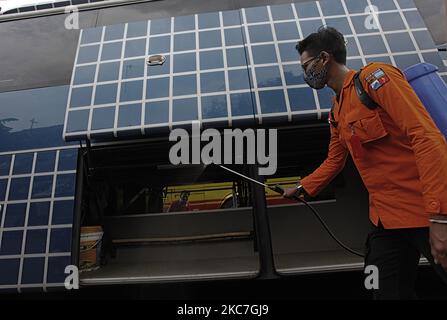 Ein indonesisches Rettungsteam sprüht am 15. Januar in Bogor, West-Java, Indonesien, Desinfektionsmittel um Bogors Busbahnhof als vorbeugende Maßnahme gegen das neuartige Coronavirus Covid-19, 2021 (Foto von Adriana Adie/NurPhoto) Stockfoto