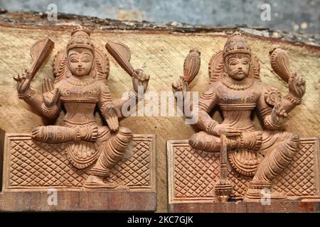 Geschnitzte Holzfiguren warten darauf, einen traditionellen hinduistischen Holzwagen während des Aufbaus eines Wagens in einer hauseigenen Werkstatt in Thirunelveli, Jaffna, Sri Lanka, zu schmücken. Dieser Wagen wird verwendet, um die Gottheit während der Tempel jährlichen Wagenfest (Ther Festival) zu tragen. (Foto von Creative Touch Imaging Ltd./NurPhoto) Stockfoto