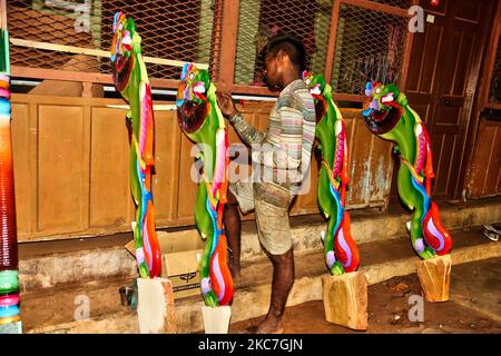 Arbeiter malen Holzfiguren (die den Wagen schmücken werden) während des Baus eines traditionellen hinduistischen Holzwagens in einer hauseigenen Werkstatt in Ariyalai, Jaffna, Sri Lanka. Dieser Wagen wird verwendet, um die Gottheit während der Tempel jährlichen Wagenfest (Ther Festival) zu tragen. (Foto von Creative Touch Imaging Ltd./NurPhoto) Stockfoto