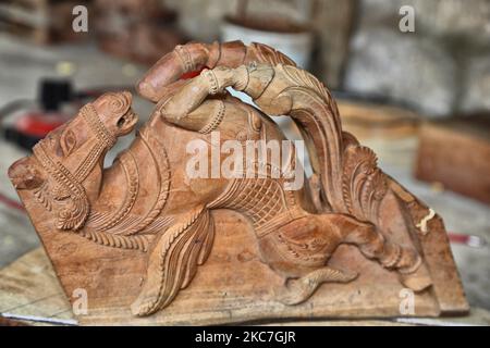 Geschnitzte Holzfiguren von Pferden warten darauf, einen traditionellen hinduistischen Holzwagen während des Aufbaus eines Wagens in einer hauseigenen Werkstatt in Thirunelveli, Jaffna, Sri Lanka, zu schmücken. Dieser Wagen wird verwendet, um die Gottheit während der Tempel jährlichen Wagenfest (Ther Festival) zu tragen. (Foto von Creative Touch Imaging Ltd./NurPhoto) Stockfoto