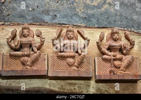 Geschnitzte Holzfiguren warten darauf, einen traditionellen hinduistischen Holzwagen während des Aufbaus eines Wagens in einer hauseigenen Werkstatt in Thirunelveli, Jaffna, Sri Lanka, zu schmücken. Dieser Wagen wird verwendet, um die Gottheit während der Tempel jährlichen Wagenfest (Ther Festival) zu tragen. (Foto von Creative Touch Imaging Ltd./NurPhoto) Stockfoto