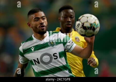 Bruno Tabata von Sporting CP (L) lebt mit Carlos Mane vom FC Rio Ave während des Fußballspiels der Portugiesischen Liga zwischen Sporting CP und dem FC Rio Ave am 15. Januar 2021 im Stadion Jose Alvalade in Lissabon, Portugal. (Foto von Pedro FiÃºza/NurPhoto) Stockfoto