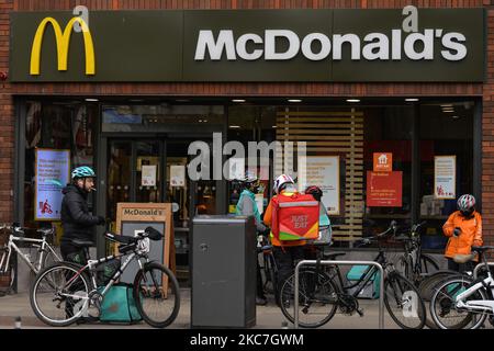 Just Eat and Deliveroo Food Delivery Kuriere gesehen warten vor Mc Donalds in Rathmines während Level 5 Covid-19 Lockdown. Am Freitag, den 15. Januar 2021, in Dublin, Irland. (Foto von Artur Widak/NurPhoto) Stockfoto