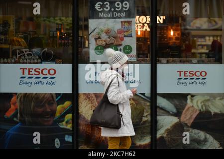 Eine Frau läuft am Tesco Express-Laden in Dublin vorbei, gesehen während der Covid-19-Sperre auf Level 5. Am Freitag, den 15. Januar 2021, in Dublin, Irland. (Foto von Artur Widak/NurPhoto) Stockfoto