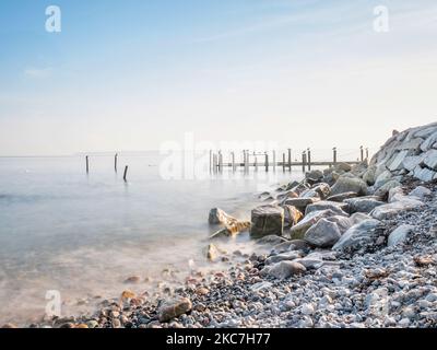 Der Rest der Pfeiler und Stangen der Hafenmole im Fischerdorf Vitt bei Kap Arkona auf Rügen, Deutschland Stockfoto