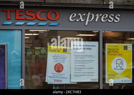 Tesco Express-Laden in Dublin während der Covid-19-Sperre auf Level 5 gesehen. Am Freitag, den 15. Januar 2021, in Dublin, Irland. (Foto von Artur Widak/NurPhoto) Stockfoto