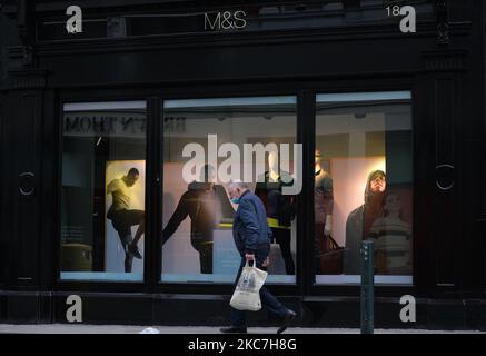 Ein Mann mit Gesichtsmaske kommt an einem Marks and Spencer-Laden in der Grafton Street in Dublin vorbei, der während der Covid-19-Sperre auf Level 5 gesehen wurde. Am Freitag, den 15. Januar 2021, in Dublin, Irland. (Foto von Artur Widak/NurPhoto) Stockfoto