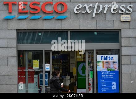 Tesco Express-Laden in Dublin während der Covid-19-Sperre auf Level 5 gesehen. Am Freitag, den 15. Januar 2021, in Dublin, Irland. (Foto von Artur Widak/NurPhoto) Stockfoto