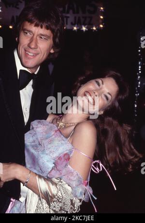 **DATEI FOTO** Andrew Prine ist verstorben. Andrew Prine und Barbi Benton um die 1980er Jahre Credit: Ralph Dominguez/MediaPunch Stockfoto