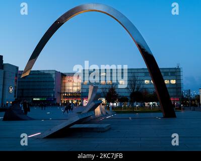 Krakau, Polen - 2. November 2022: Platz (Plac) Nowaka-Jeziorańskiego mit Denkmal Ryszarda Kuklinskiego Bogen mit Galerie Krakowska Einkaufszentrum o Stockfoto