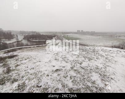 Das tägliche Leben in den Niederlanden mit dem ersten Schneefall des Jahres, der fast alles in der Nähe der Stadt Eindhoven abdeckt, während das kalte Wetter Temperaturen unter Null zeigt und die Menschen draußen sind, um den Schnee zu genießen oder mit dem Fahrrad zu pendeln. Der kälte Zustand mit Schnee und Eis wird sich laut Prognose bald ändern, der eisige Zustand wird nicht mehr als einen Tag dauern. Meerhoven, Niederlande am 16. Januar 2020 (Foto von Nicolas Economou/NurPhoto) Stockfoto