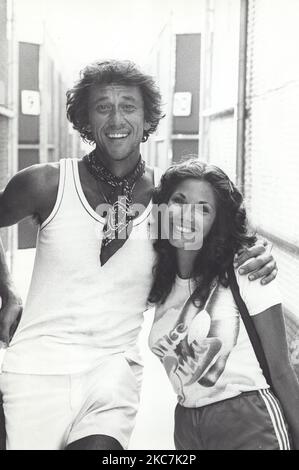 **DATEI FOTO** Andrew Prine ist verstorben. Andrew Prine mit Barbi Benton Quelle: Ralph Dominguez/MediaPunch Stockfoto