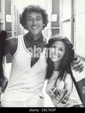 **DATEI FOTO** Andrew Prine ist verstorben. ANDREW PRINE mit Barbi Benton Quelle: Ralph Dominguez/MediaPunch Stockfoto