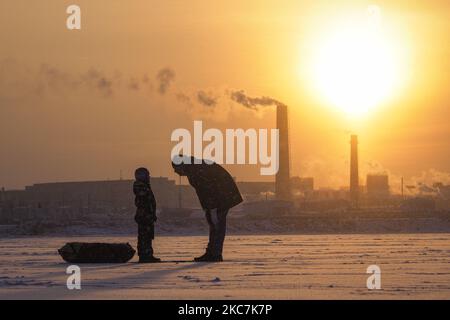 Die Menschen laufen auf dem Eis des Finnischen Meerbusens. Am 16. Januar 2021 haben die Temperaturen in St. Petersburg, Russland, minus fünfzehn Grad Celsius erreicht. (Foto von Sergey Nikolaev/NurPhoto) Stockfoto