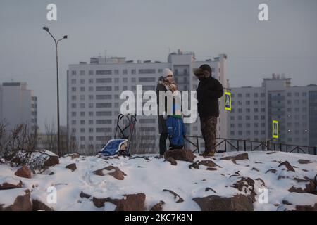 Die Menschen laufen am Ufer des Finnischen Meerbusens entlang. Am 16. Januar 2021 haben die Temperaturen in St. Petersburg, Russland, minus fünfzehn Grad Celsius erreicht. (Foto von Sergey Nikolaev/NurPhoto) Stockfoto