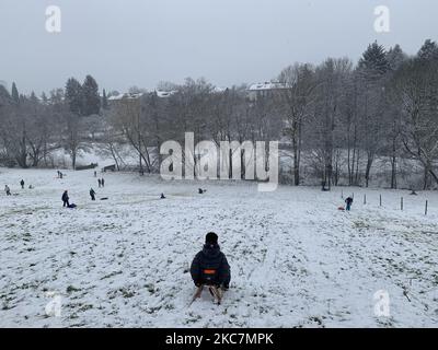 Die Menschen genießen einen verschneiten Tag in Stuttgart am 17. Januar 2021 (Foto: Agron Beqiri/NurPhoto) Stockfoto