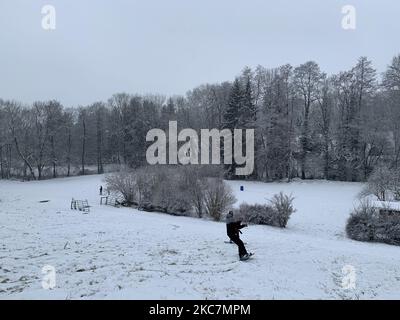 Die Menschen genießen einen verschneiten Tag in Stuttgart am 17. Januar 2021 (Foto: Agron Beqiri/NurPhoto) Stockfoto