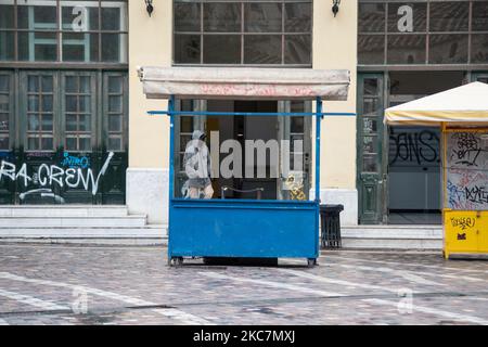 Ein Mann, der vor der Monastiraki Metro Station wartet. Einer der belebtesten Orte Athens ist während der Covid-Ära am 16. Januar 2021 in Athen, Griechenland, erstaunlich leer. (Foto von Maria Chourdari/NurPhoto) Stockfoto