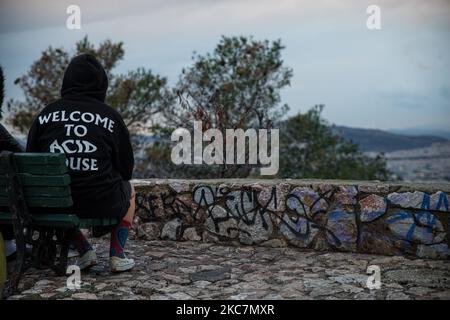 Griechen Jugendliche genießen die Aussicht auf Athen, Griechenland, am 16. Januar 2021 vom Lycabettus Hügel. Ein Spaziergang im Park ist eines der wenigen Dinge, die sie tun können, da alle Cafeterias, Bars und Einkaufszentren geschlossen bleiben. (Foto von Maria Chourdari/NurPhoto) Stockfoto