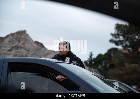 Griechen Jugendliche genießen einen Spaziergang auf dem Lycabettus Hügel Athen, Griechenland, am 16. Januar 2021. Ein Spaziergang im Park ist eines der wenigen Dinge, die sie tun können, da alle Cafeterias, Bars und Einkaufszentren geschlossen bleiben. (Foto von Maria Chourdari/NurPhoto) Stockfoto