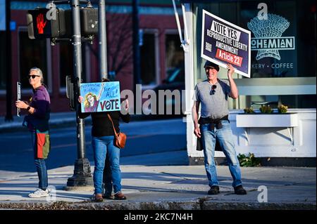 Demonstranten in Vermont für eine Änderung der reproduktiven Rechte an der Verfassung des Staates Vermont, Montpelier, Vermont, Neuengland, USA. Stockfoto