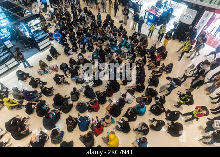 Die Demonstranten führen in der Yoho Mall in Yuen Long ein Sit-in durch, während die fünf Monate nach den sogenannten „Yuen Long-Angriffen“ vergehen. Am 21. Dezember 2019 in Hongkong, China. (Foto von Marc Fernandes/NurPhoto) Stockfoto