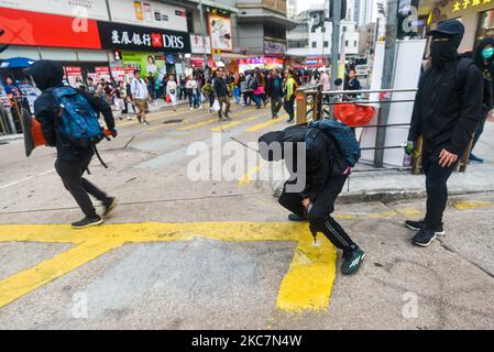 Demonstranten versuchen, die Straße mit einer pneumatischen Bohrmaschine auf der Castle Peak Road in Yuen Long zu bohren. Am 21. Dezember 2019 in Hongkong, China. (Foto von Marc Fernandes/NurPhoto) Stockfoto