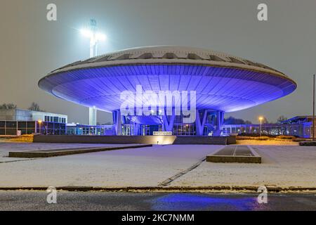 Beleuchtetes Gebäude während des Schneefalls, Evoluon, ein Konferenzzentrum und ehemaliges Wissenschaftsmuseum, das vom Elektronik- und Elektrounternehmen Philips errichtet wurde. Nachtaufnahmen mit Langzeitbelichtung Bilder von schneebedeckten und beleuchteten Stadtlichtern Eindhoven Stadtzentrum nach dem Schneefall. Tägliches Leben in den Niederlanden mit dem ersten Schneefall des Jahres, der fast alles abdeckt, zeigt das kalte Wetter eine Temperatur unter Null. Der kälte Zustand mit Schnee und Eis änderte sich laut Prognose bald, der eisige Zustand wird nicht mehr als einen Tag dauern. Eindhoven, Niederlande, am 16. Januar, Stockfoto