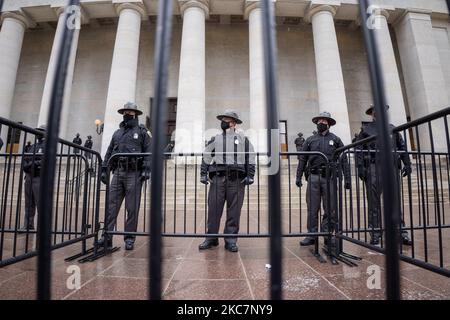 Polizeibeamte der Staatspatrouille von Ohio stehen während eines bewaffneten Protests vor dem Staatlichen Haus von Ohio vor der Amtseinführung des designierten Präsidenten Joe Biden im Zuge der Coronavirus-Pandemie COVID-19 am Sonntag, den 17.. Januar 2021 in Columbus, Ohio, Usa. (Foto von Jason Whitman/NurPhoto) Stockfoto