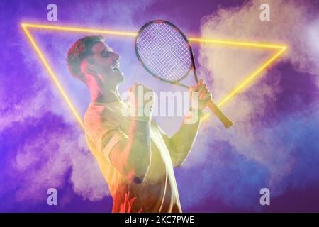 Ein weißer Tennisspieler hält einen Schläger und schreit durch ein beleuchtetes Dreieck auf lila Hintergrund Stockfoto