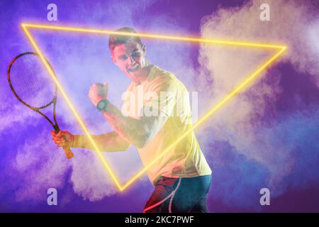 Weißer Tennisspieler hält Schläger und schreit durch beleuchtetes Dreieck, Kopierraum Stockfoto