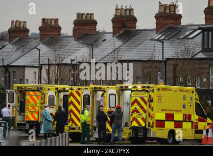 Krankenwagen, die in der Nähe der A- und E-Abteilung des Mater Misericordiae University Hospital in Dublin während der dritten nationalen Sperre Irlands gesehen wurden. Der irische Gesundheitsdienst steht vor der potenziell schwierigsten Woche seiner Geschichte, da die Zahl der Covid-19-Patienten, die eine Intensivbehandlung benötigen, seit Ende Dezember stark gestiegen ist. Das Gesundheitsministerium berichtete heute Abend, dass sich 1.975 Covid-19-Patienten im ganzen Land mit dem Virus im Krankenhaus befanden, von denen 200 auf der Intensivstation sind. Am Montag, den 18. Januar 2021, in Dublin, Irland. (Foto von Artur Widak/NurPhoto) Stockfoto