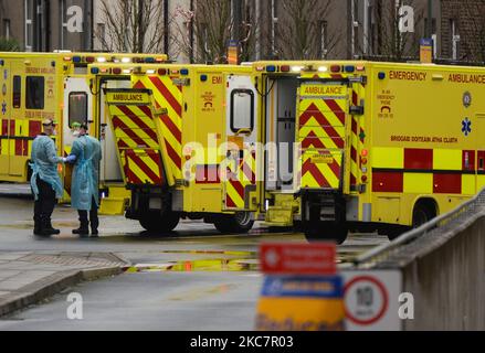 Zwei Sanitäter wurden während der dritten nationalen Sperre Irlands in der Nähe von Krankenwagen gesehen, die vor der A- und E-Abteilung des Mater Misericordiae University Hospital in Dublin abgestellt wurden. Der irische Gesundheitsdienst steht vor der potenziell schwierigsten Woche seiner Geschichte, da die Zahl der Covid-19-Patienten, die eine Intensivbehandlung benötigen, seit Ende Dezember stark gestiegen ist. Das Gesundheitsministerium berichtete heute Abend, dass sich 1.975 Covid-19-Patienten im ganzen Land mit dem Virus im Krankenhaus befanden, von denen 200 auf der Intensivstation sind. Am Montag, den 18. Januar 2021, in Dublin, Irland. (Foto Stockfoto