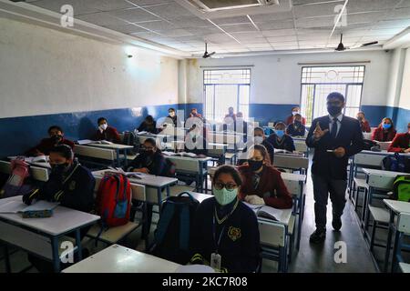 Studenten besuchen Klassen, nachdem die Schulen für 9 bis 12 Standardschüler wiedereröffnet wurden, nachdem sie seit dem 19. März 2020 aufgrund einer Coronavirus-Pandemie an der Maheshwari Girls Public School in Jaipur, Rajasthan, Indien, am Montag, dem 1. Januar geschlossen wurden 18,2021. (Foto von Vishal Bhatnagar/NurPhoto) Stockfoto