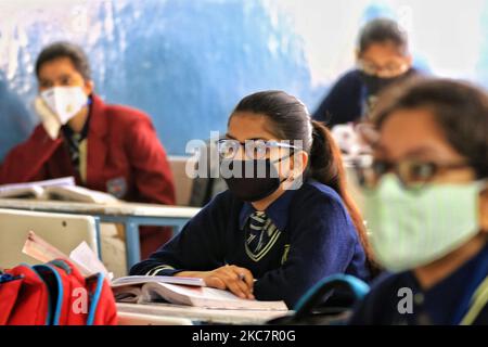 Studenten besuchen Klassen, nachdem die Schulen für 9 bis 12 Standardschüler wiedereröffnet wurden, nachdem sie seit dem 19. März 2020 aufgrund einer Coronavirus-Pandemie an der Maheshwari Girls Public School in Jaipur, Rajasthan, Indien, am Montag, dem 1. Januar geschlossen wurden 18,2021. (Foto von Vishal Bhatnagar/NurPhoto) Stockfoto