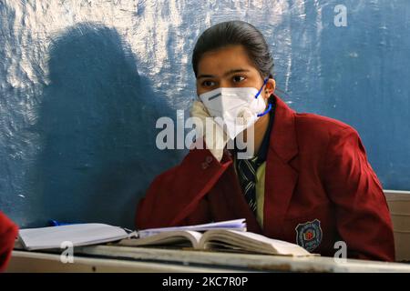 Studenten besuchen Klassen, nachdem die Schulen für 9 bis 12 Standardschüler wiedereröffnet wurden, nachdem sie seit dem 19. März 2020 aufgrund einer Coronavirus-Pandemie an der Maheshwari Girls Public School in Jaipur, Rajasthan, Indien, am Montag, dem 1. Januar geschlossen wurden 18,2021. (Foto von Vishal Bhatnagar/NurPhoto) Stockfoto