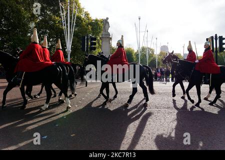 Die Queens Household Cavalry ist in der Mall Street auf einem Pferderücken Stockfoto
