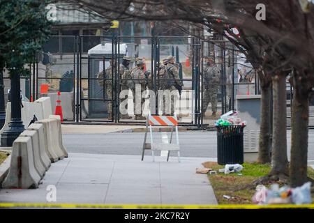 Soldaten der Nationalgarde werden am 18. Januar 2021 in Washington, DC, an der Ostfront des US-Kapitols ihre M4 Gewehre und Munitionswaffen ausgegeben. Nach den Unruhen in der vergangenen Woche im US-Kapitolgebäude hat das FBI vor zusätzlichen Bedrohungen in der Hauptstadt und in allen 50 Staaten gewarnt. Berichten zufolge werden bis zu 25.000 Soldaten der Nationalgarde die Stadt bewachen, wenn die Vorbereitungen für die Einweihung des designierten Präsidenten Joe Biden zum US-Präsidenten von 46. getroffen werden. (Foto von John Nacion/NurPhoto) Stockfoto