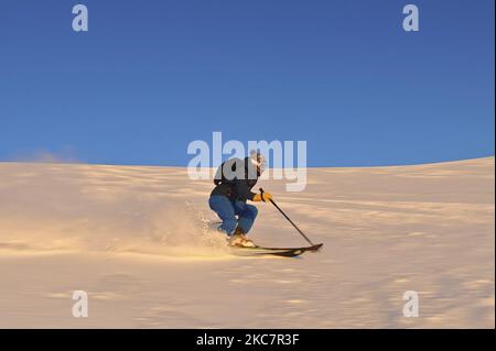 Porträt eines Reiters, der am 18. Januar im Nationalpark Gran Sasso bei Sonnenuntergang in L'Aquila, Italien, eine schneebedeckte Bergwand besteige, 2021. (Foto von Andrea Mancini/NurPhoto) Stockfoto