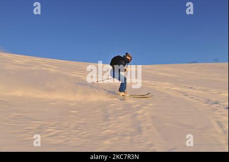 Porträt eines Reiters, der am 18. Januar im Nationalpark Gran Sasso bei Sonnenuntergang in L'Aquila, Italien, eine schneebedeckte Bergwand besteige, 2021. (Foto von Andrea Mancini/NurPhoto) Stockfoto