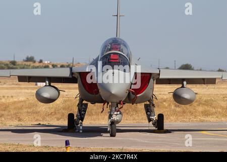 Alenia Aermacchi M-346 Master, ein zweimotoriges Jet-Flugzeug mit Trainer und leichter Angriff der italienischen Luftwaffe, wie auf dem Display zu sehen ist, das während der Flugwoche 2019 in Athen auf dem Asphalt des LGTG-Luftwaffenstützpunkts Tanagra bei Athen geparkt wurde. Der Militärjet wird in Italien von Alenia Aermacchi und Leonardo hergestellt. Die Hellenische Luftwaffe HAF kündigte im Januar 2021 an, 10 der israelischen M-346 Lavi-Varianten für den Einsatz als Trainer in einer neuen Flugschule zu erwerben. Flughafen Tanagra, Attika, Griechenland am 2019. September (Foto: Nicolas Economou/NurPhoto) Stockfoto