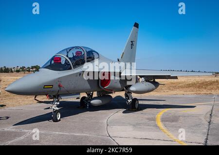 Alenia Aermacchi M-346 Master, ein zweimotoriges Jet-Flugzeug mit Trainer und leichter Angriff der italienischen Luftwaffe, wie auf dem Display zu sehen ist, das während der Flugwoche 2019 in Athen auf dem Asphalt des LGTG-Luftwaffenstützpunkts Tanagra bei Athen geparkt wurde. Der Militärjet wird in Italien von Alenia Aermacchi und Leonardo hergestellt. Die Hellenische Luftwaffe HAF kündigte im Januar 2021 an, 10 der israelischen M-346 Lavi-Varianten für den Einsatz als Trainer in einer neuen Flugschule zu erwerben. Flughafen Tanagra, Attika, Griechenland am 2019. September (Foto: Nicolas Economou/NurPhoto) Stockfoto