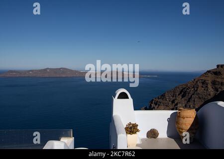 Panoramablick auf Thera und Imerovigli auf die Vulkaninsel Santorini in den Kykladen - Ägäis. Die griechische Mittelmeerinsel ist eine der berühmtesten der Welt, bekannt für die traditionelle Architektur der weiß getünchten Gebäude wie Häuser, Hotels und Chappels, Pools am Rand der Klippe und einen warmen Sonnenuntergang. Eines der wichtigsten Reiseziele, das in diesem Jahr von der Coronavirus-Pandemie Covid-19, den Lockdown- und Reisebeschränkungen wie Quarantäne für Touristen und Sicherheitsmaßnahmen getroffen wurde. Es gab auch ein Verkehrsverbot für eine lange Zeit in Griechenland, die den Niedergang der lokalen Ekonom führen Stockfoto