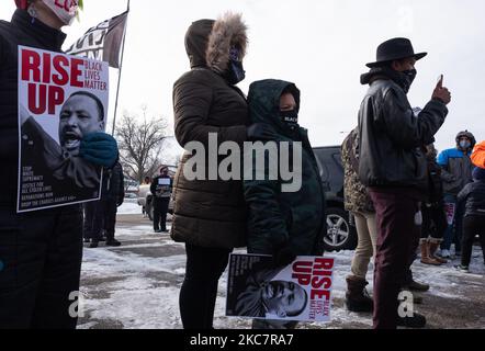 Demonstranten - darunter ein kleines Kind - hören den Rednern während einer Rassengerechtigkeitsveranstaltung in St. Paul zu. Martin Luther King Jr. Tag, 18. Januar 2021. (Foto von Tim Evans/NurPhoto) Stockfoto