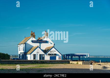 Eine lange Aufnahme des alten Neptune Pubs am Strand von Whitstable, Kent. Stockfoto