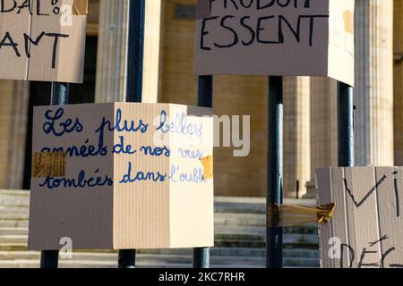 Sit-in der Studenten vor dem Pantheon Sorbonne, um die Bedingungen von Studien unter covid Einschränkungen in Paris, Frankreich, am 18. Januar 2021 zu verurteilen. Die Studenten wechselten sich den ganzen Tag vor dem Pantheon und der Sorbonne ab, um eine Warnung über die psychische Gesundheit der Studenten in dieser Zeit der Gesundheitskrise zu starten und den vielen selbstmörderischen Studenten der letzten Monate Tribut zu zollen. (Foto von Vincent Koebel/NurPhoto) Stockfoto