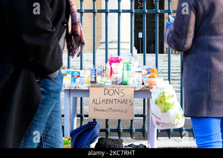 Sit-in der Studenten vor dem Pantheon Sorbonne, um die Bedingungen von Studien unter covid Einschränkungen in Paris, Frankreich, am 18. Januar 2021 zu verurteilen. Die Studenten wechselten sich den ganzen Tag vor dem Pantheon und der Sorbonne ab, um eine Warnung über die psychische Gesundheit der Studenten in dieser Zeit der Gesundheitskrise zu starten und den vielen selbstmörderischen Studenten der letzten Monate Tribut zu zollen. (Foto von Vincent Koebel/NurPhoto) Stockfoto