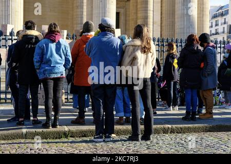 Sit-in der Studenten vor dem Pantheon Sorbonne, um die Bedingungen von Studien unter covid Einschränkungen in Paris, Frankreich, am 18. Januar 2021 zu verurteilen. Die Studenten wechselten sich den ganzen Tag vor dem Pantheon und der Sorbonne ab, um eine Warnung über die psychische Gesundheit der Studenten in dieser Zeit der Gesundheitskrise zu starten und den vielen selbstmörderischen Studenten der letzten Monate Tribut zu zollen. (Foto von Vincent Koebel/NurPhoto) Stockfoto